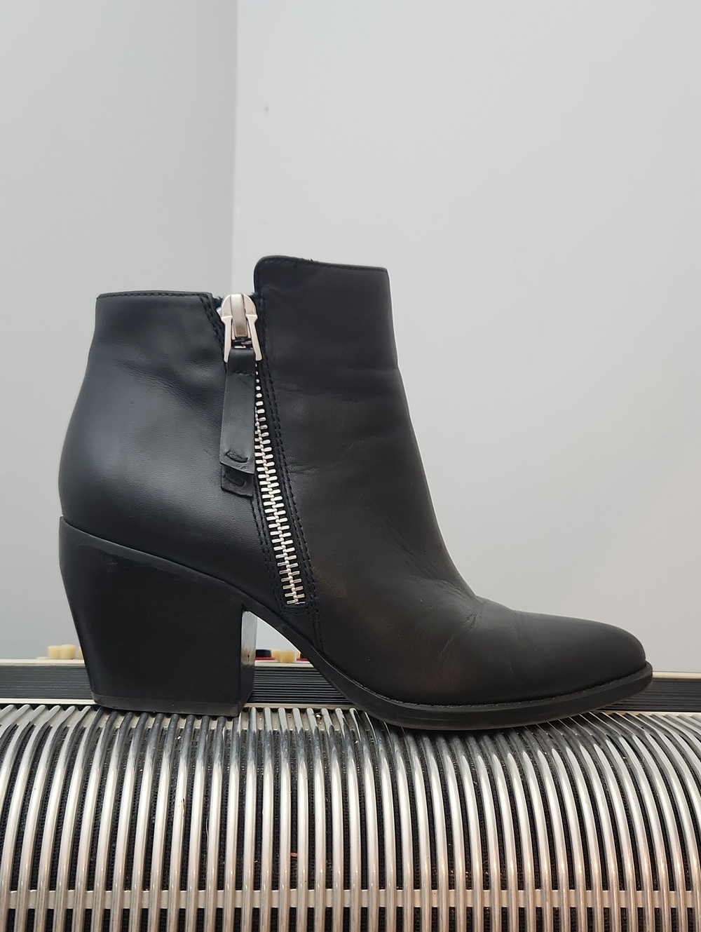 CLOSE TO NEW NATURALIZER BLACK LEATHER CHUNK HEEL ANKLE BOOTS SIZE 7